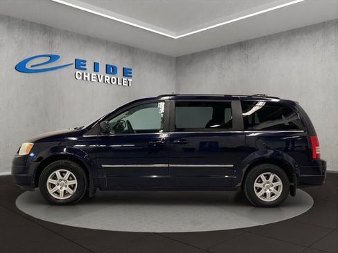 Used 2010 Chrysler Town & Country Touring Plus image 6