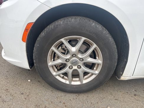 Used 2022 Chrysler Pacifica Touring-L image 8