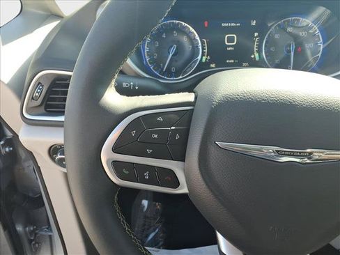 Used 2024 Chrysler Pacifica Touring-L FWD image 24