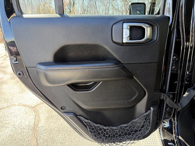 Used 2022 Jeep Wrangler Unlimited Sahara AWD/4WD image 26