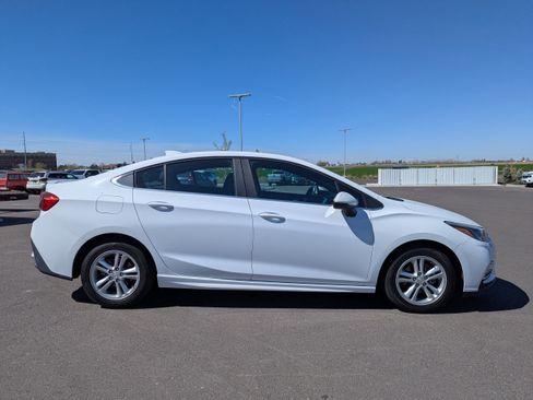 Used 2018 Chevrolet Cruze LT w/ RS Package image 4