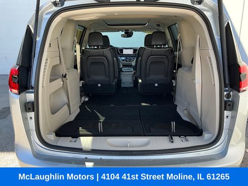 Used 2023 Chrysler Pacifica Limited AWD/4WD image 12