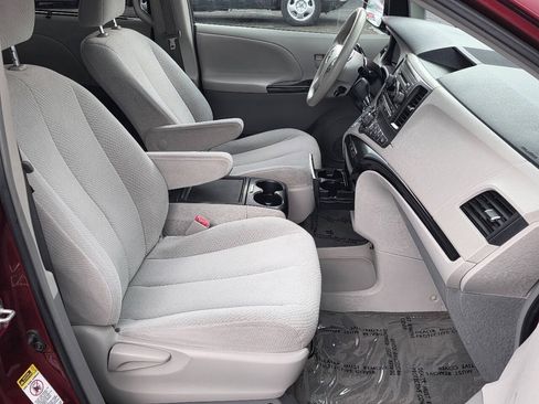 Used 2013 Toyota Sienna LE w/ Towing Pkg FWD image 11