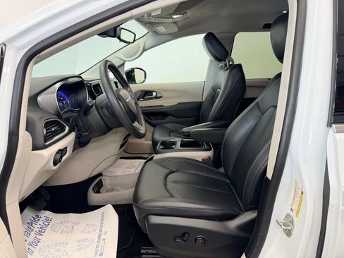 Used 2024 Chrysler Pacifica Touring-L FWD image 3
