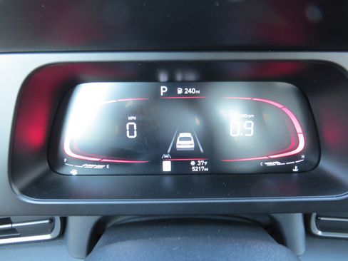 Used 2025 Hyundai Elantra Sport image 19