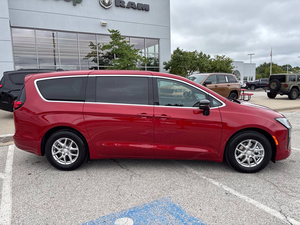 New 2027 Chrysler Pacifica Select FWD image 13