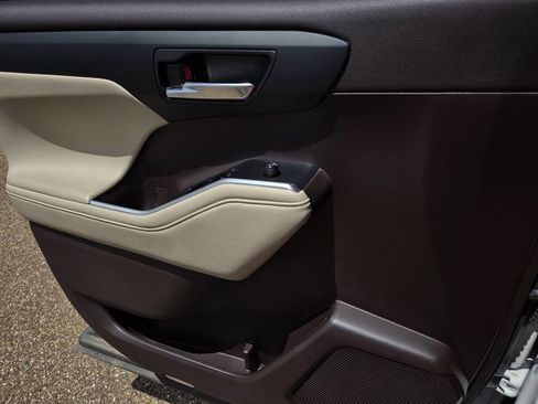 Used 2022 Toyota Highlander XLE FWD image 16