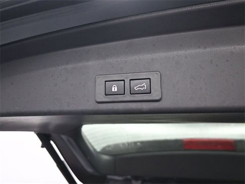 Used 2024 Subaru Ascent Premium w/ Convenience Package image 7