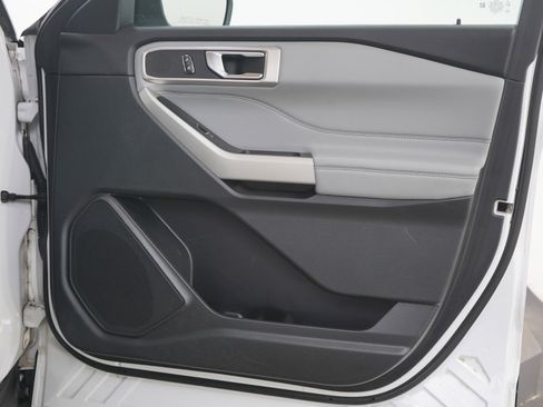 Used 2021 Ford Explorer XLT w/ XLT Sport Appearance Package image 12