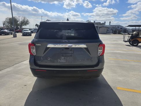 Used 2022 Ford Explorer XLT image 4