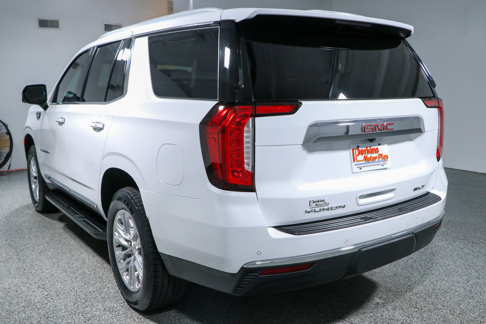 Used 2023 GMC Yukon SLT w/ SLT Premium Package AWD/4WD image 9