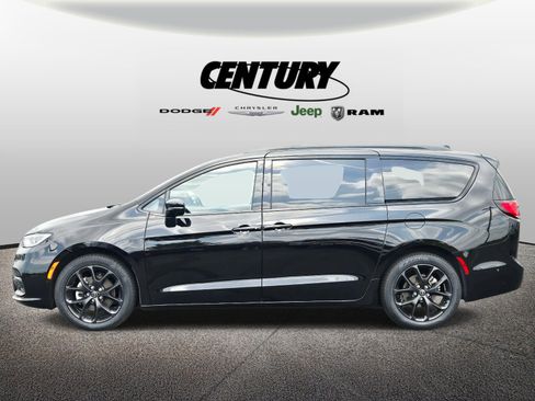Used 2025 Chrysler Pacifica Limited FWD image 7