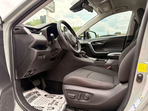 Used 2022 Toyota RAV4 XLE AWD/4WD image 16