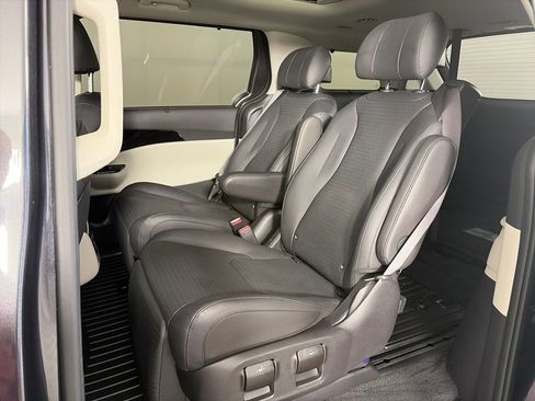 Used 2024 Kia Carnival SX Prestige image 12