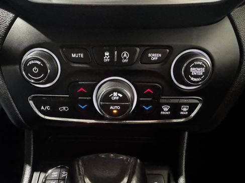 Used 2022 Jeep Cherokee Trailhawk w/ Comfort/Convenience Group AWD/4WD image 34