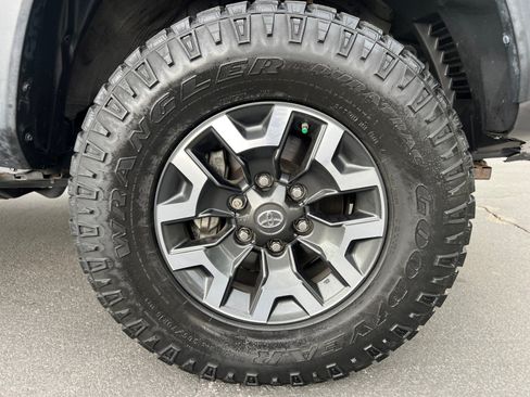 Used 2020 Toyota Tacoma TRD Off-Road AWD/4WD image 29