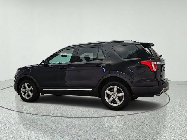 Used 2017 Ford Explorer XLT w/ Equipment Group 201A AWD/4WD image 4