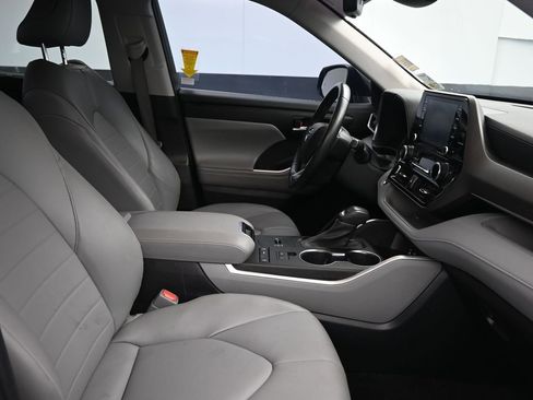 Used 2022 Toyota Highlander XLE image 10