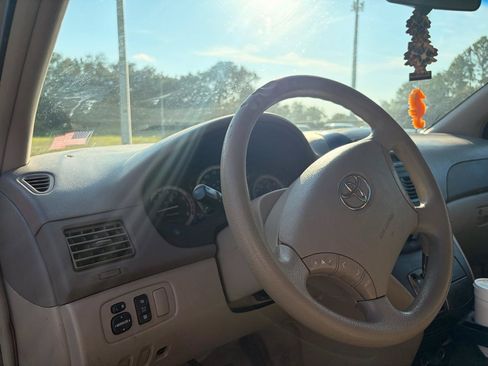 Used 2004 Toyota Sienna CE FWD image 3