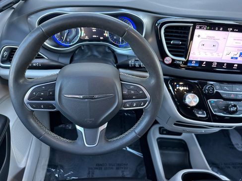 Used 2023 Chrysler Pacifica Touring-L FWD image 14