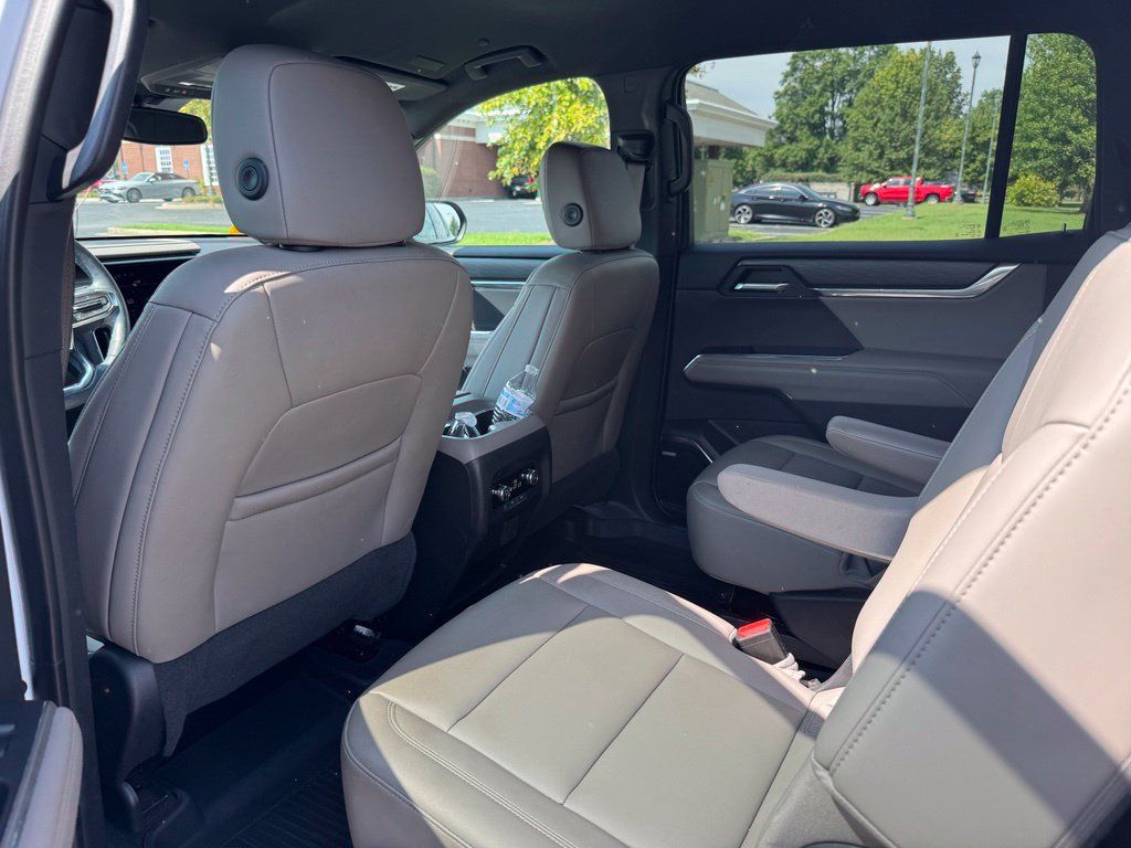 Used 2025 GMC Acadia Elevation w/ Elevation Premium Package FWD image 13