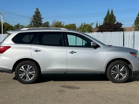 Used 2017 Nissan Pathfinder SV AWD/4WD image 6