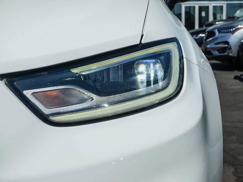 Used 2024 Chrysler Pacifica Touring-L image 8