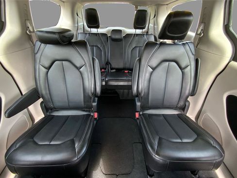 Used 2024 Chrysler Pacifica Touring-L FWD image 14