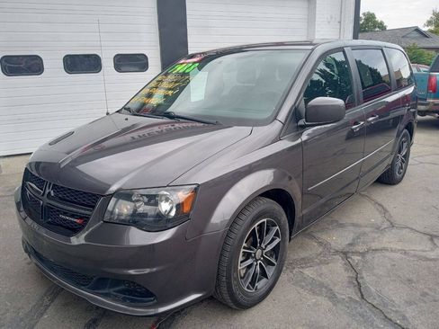 Used 2016 Dodge Grand Caravan SE FWD image 2
