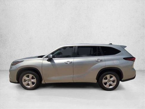 Used 2023 Toyota Highlander L FWD image 9