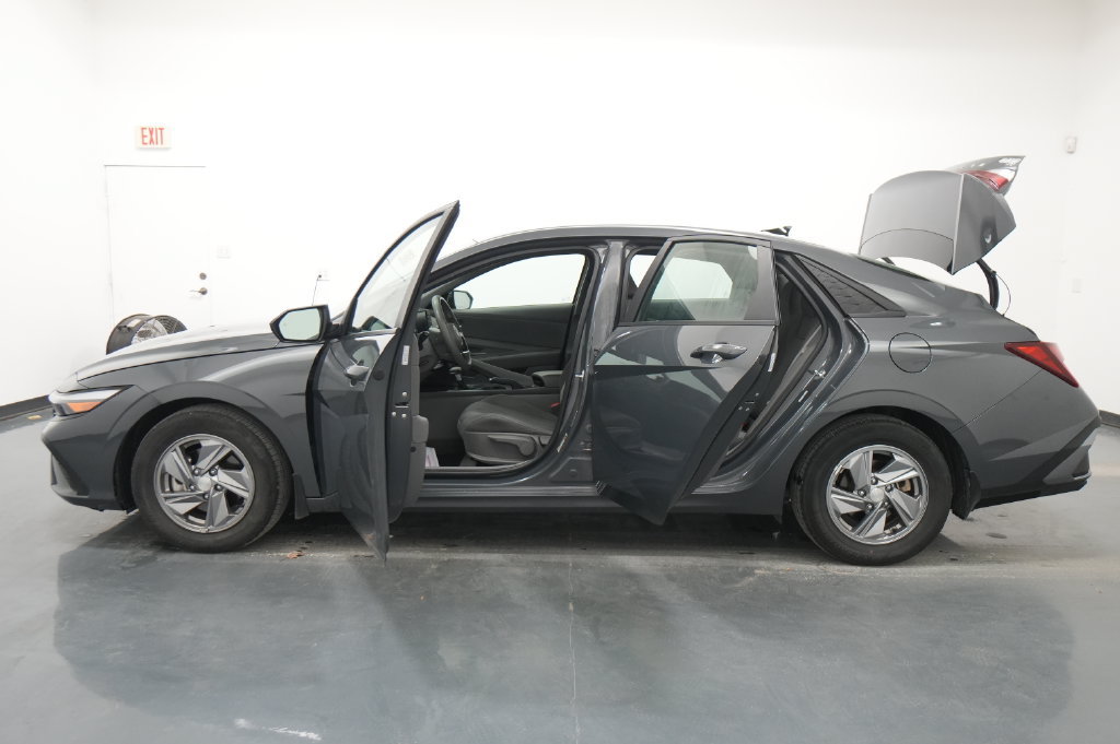 Used 2024 Hyundai Elantra SE FWD image 19