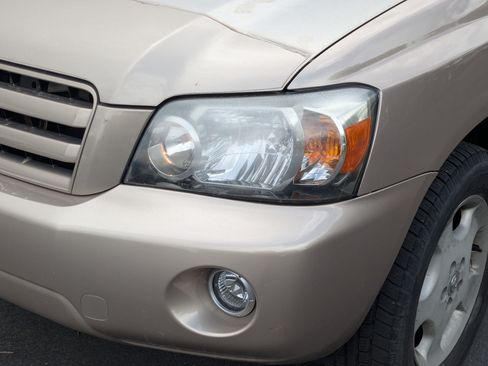 Used 2007 Toyota Highlander 4WD V6 w/ 3rd Row image 12