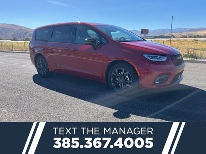 New 2026 Chrysler Pacifica Select