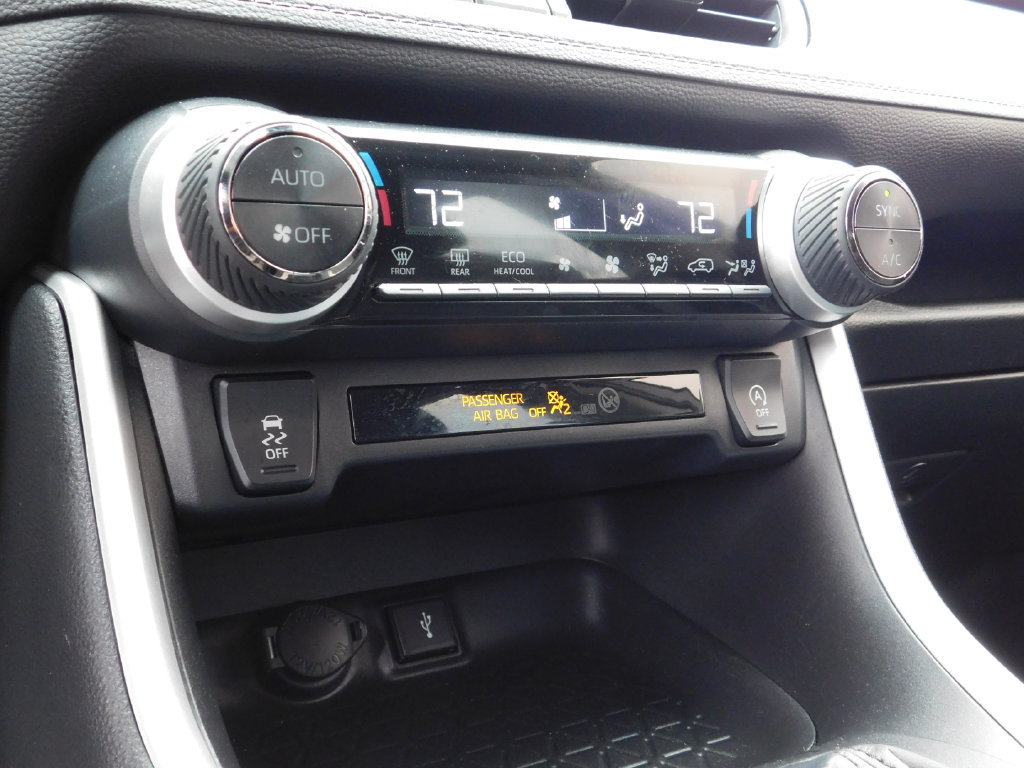 Used 2022 Toyota RAV4 XLE AWD/4WD image 25