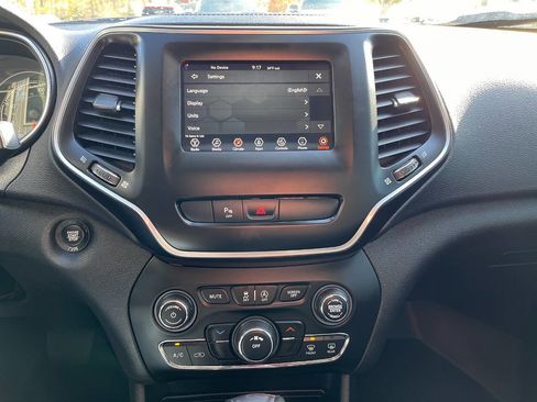 Used 2020 Jeep Cherokee Latitude Plus w/ Cold Weather Group AWD/4WD image 33