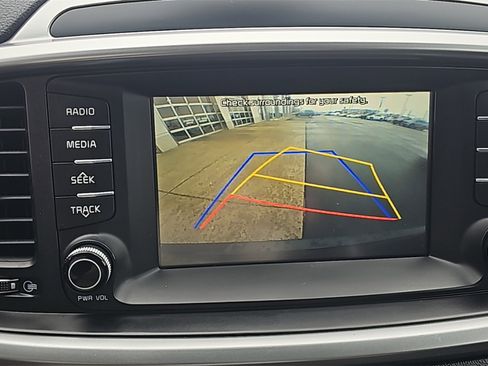 Used 2019 Kia Sorento L image 17