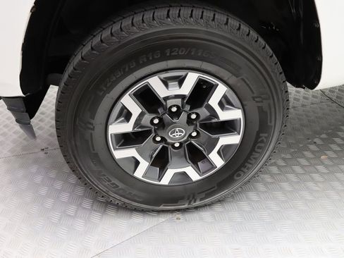 Certified 2018 Toyota Tacoma SR image 4