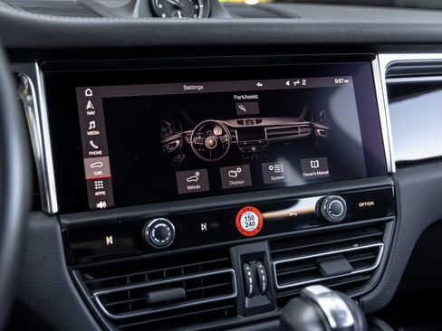 Certified 2023 Porsche Macan AWD/4WD image 34
