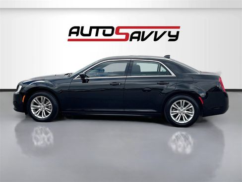 Used 2021 Chrysler 300 Touring w/ Driver Convenience Group image 4