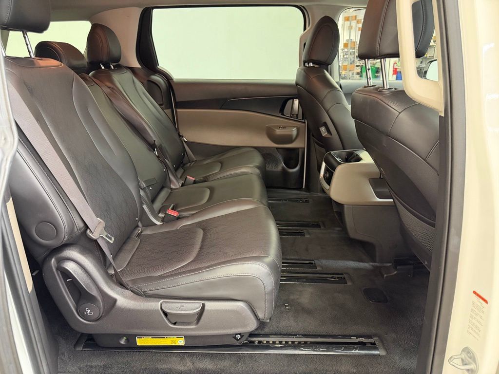 Used 2025 Kia Carnival FWD image 15