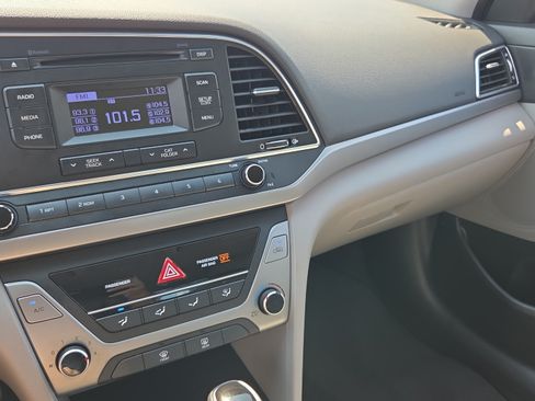 Used 2017 Hyundai Elantra SE FWD image 24