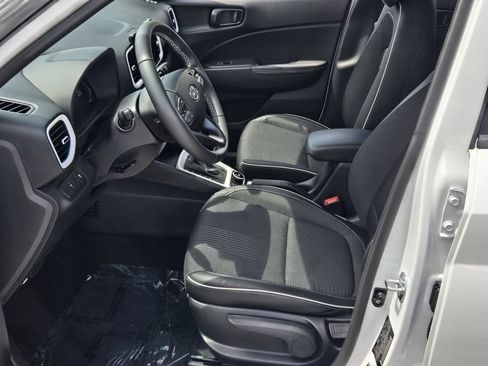 Certified 2025 Hyundai Venue Limited FWD image 10