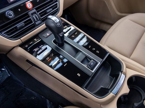 Certified 2025 Porsche Macan image 36