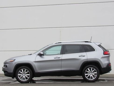Used 2017 Jeep Cherokee Limited w/ Luxury Group AWD/4WD image 4