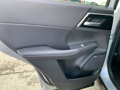 New 2025 Mitsubishi Outlander SE image 18