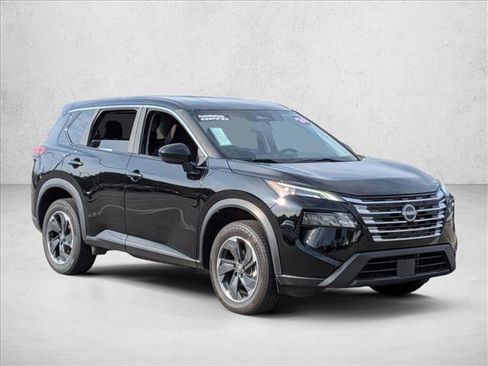 Used 2024 Nissan Rogue SV image 3