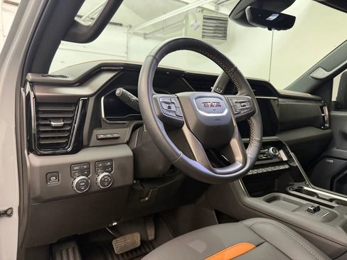 Used 2025 GMC Sierra 2500 AT4 w/ AT4 Premium Plus Package AWD/4WD image 4