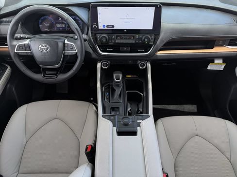 Used 2025 Toyota Grand Highlander FWD image 11
