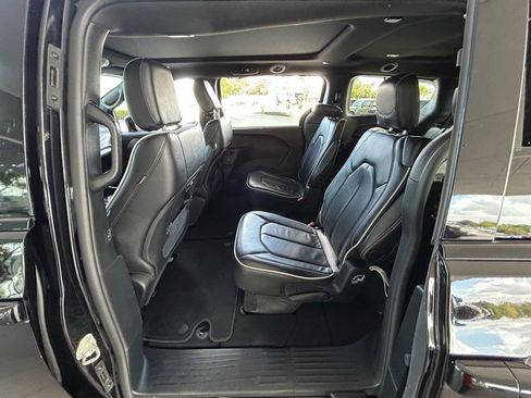 Used 2025 Chrysler Pacifica Limited image 43