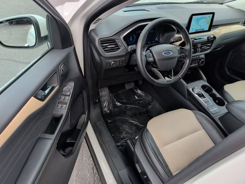 Used 2022 Ford Escape Titanium w/ Titanium Elite Package AWD/4WD image 9
